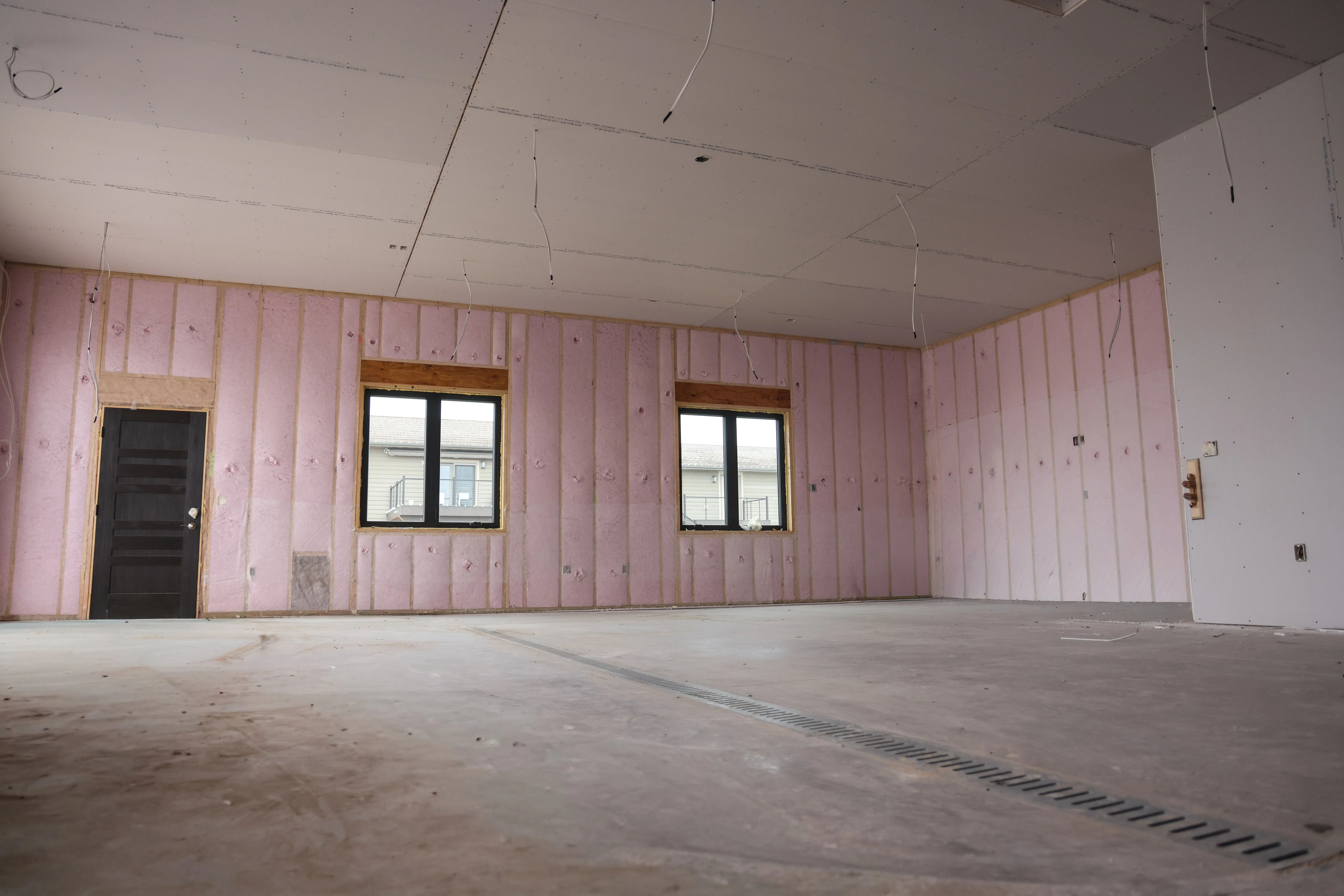 Foam insulation coverage in a roof or wall assembly